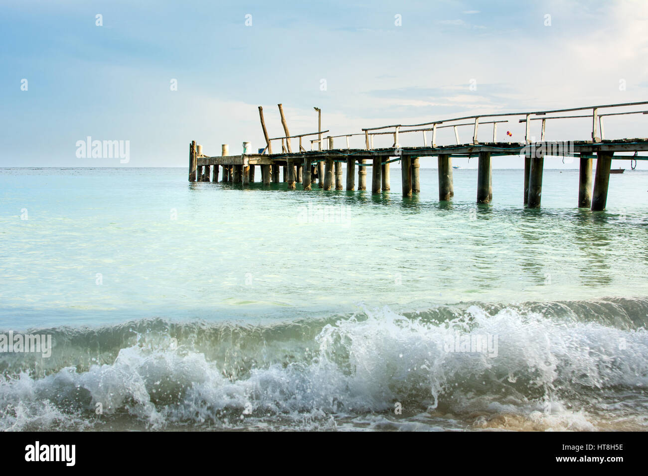 Hölzerne Dock und kleine Welle in Thailand am Meer bei Sonnenuntergang Stockfoto Hölzerne Dock und kleine Welle in Thailand am Meer bei Sonnenuntergang Stockfoto