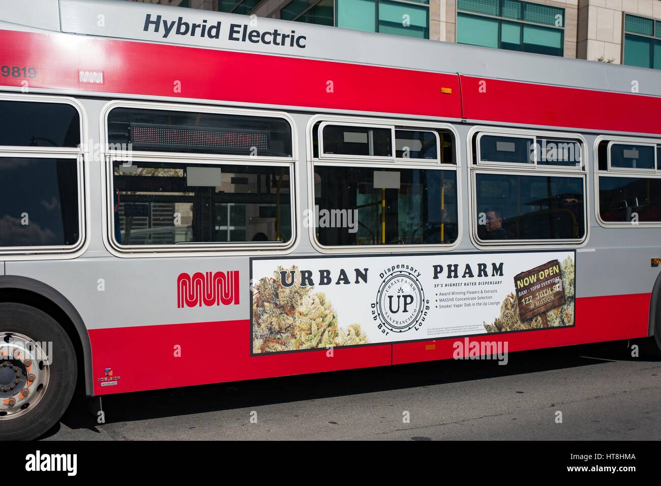 San Francisco Municipal Railroad (MUNI) Transit Bus in der Nähe der Mission Bay von San Francisco, Kalifornien, mit einer Anzeige für städtische Pharm, eine Cannabis-Apotheke, 18. Oktober 2016. Stockfoto