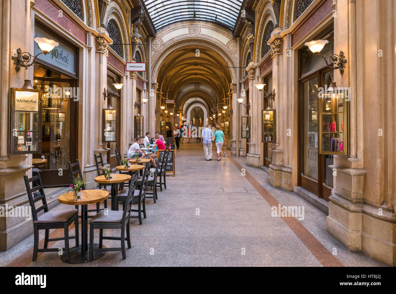 Café und Geschäfte in Freyung Passage, Palais Ferstel, Innere Stadt, Wien, Österreich Stockfoto