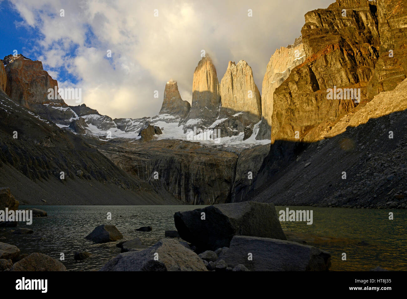 Dawn Licht auf Bergen von Torres del Paine (Türme von Paine), riesige Granitblöcke Türmen in den Patagonischen Anden Nationalpark in Chile Stockfoto
