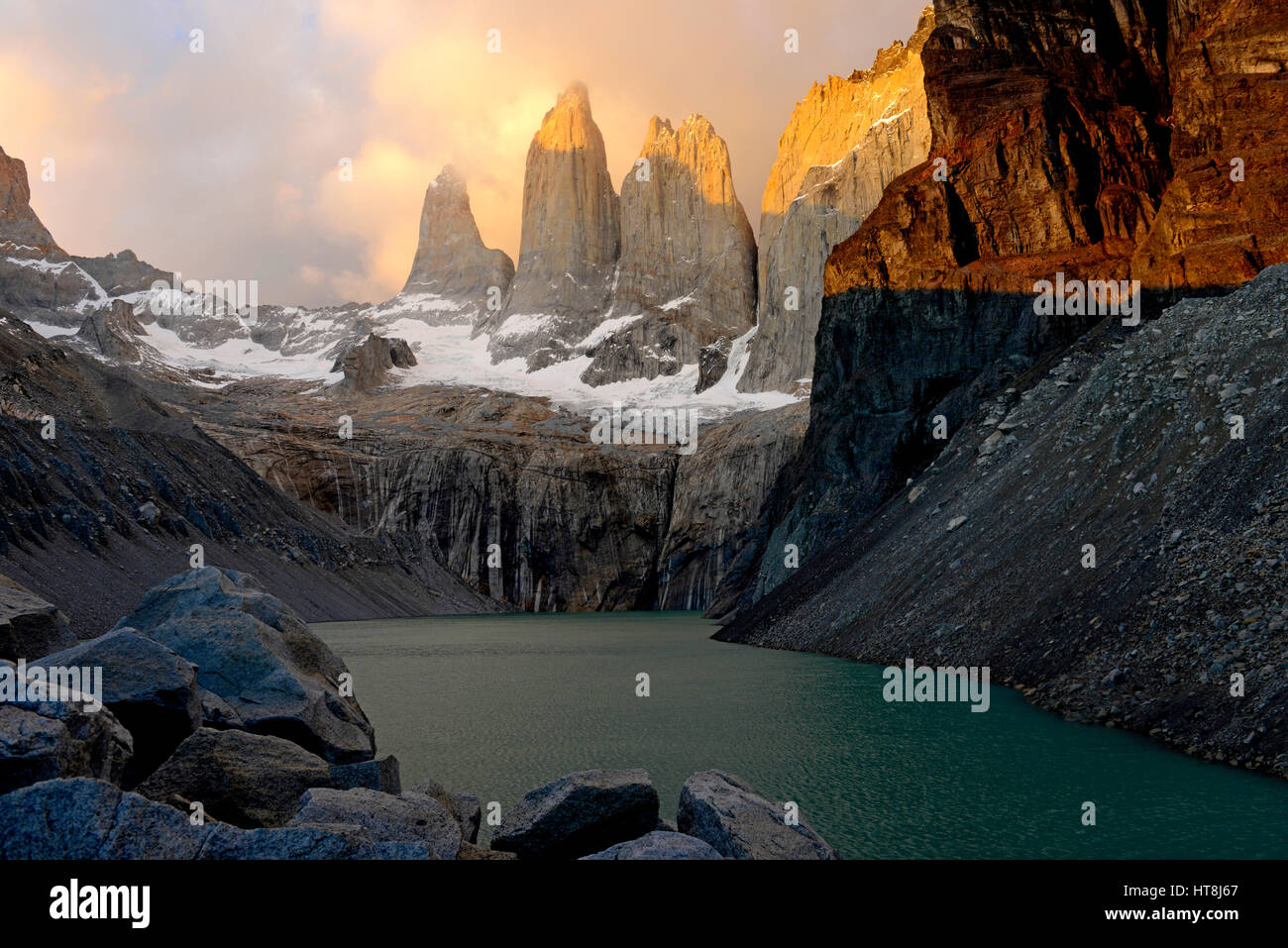 Dawn Licht auf Bergen von Torres del Paine (Türme von Paine), riesige Granitblöcke Türmen in den Patagonischen Anden Nationalpark in Chile Stockfoto