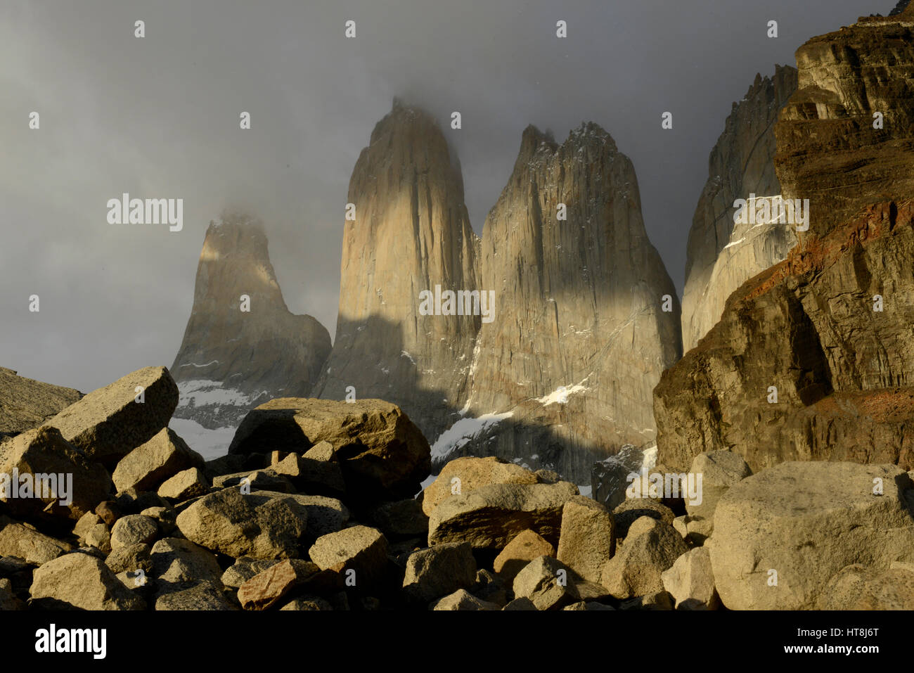 Dawn Licht auf Bergen von Torres del Paine (Türme von Paine), riesige Granitblöcke Türmen in den Patagonischen Anden Nationalpark in Chile Stockfoto