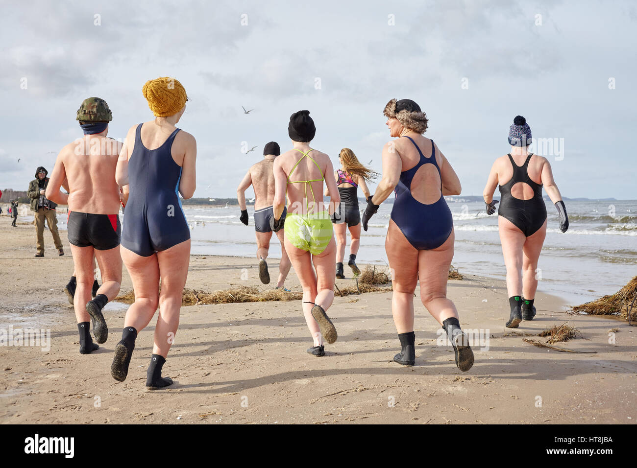 Swinoujscie, Polen - 25. Februar 2017: Fans des Winters schwimmen Lauf zum Aufwärmen am Strand. Winter schwimmen trägt zum besseren Wohlbefinden bei. Stockfoto