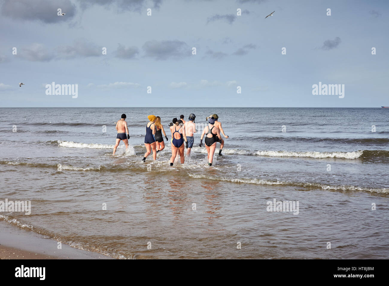 Swinoujscie, Polen - 25. Februar 2017: Fans von Winter schwimmen laufen ins Wasser. Winter-schwimmen trägt zum besseren Wohlbefinden, baut Stress ab Stockfoto