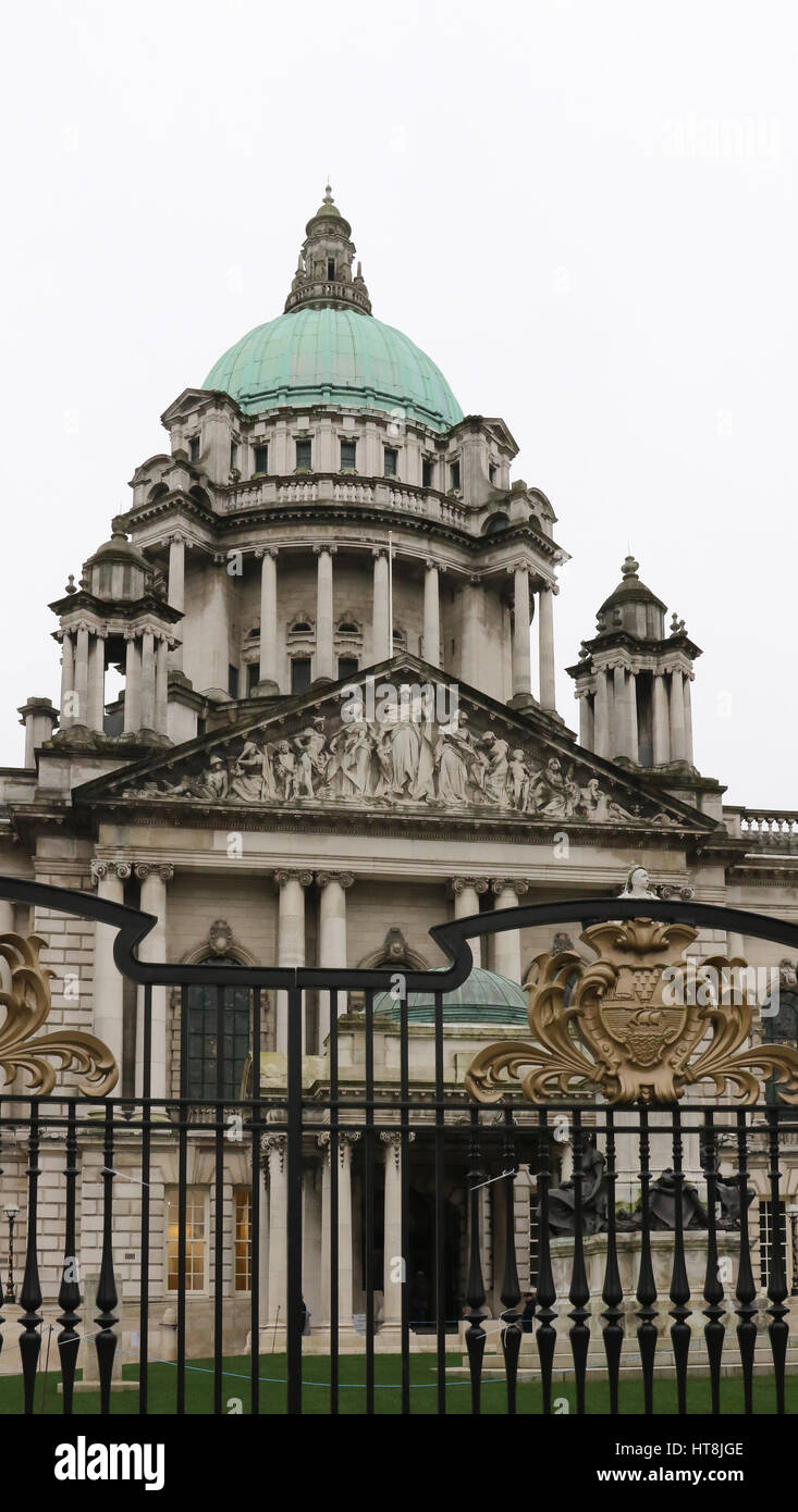 Die Front des Rathauses in Belfast. Der Haupteingang des Gebäudes ist in Donegall Square North, Belfast, Nordirland. Stockfoto