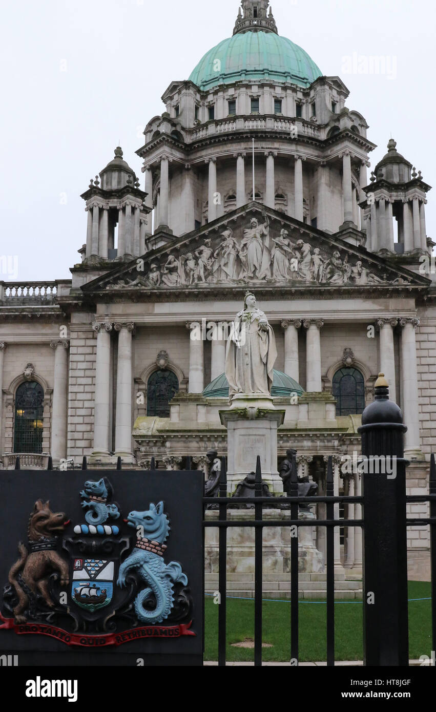 Die Front des Rathauses in Belfast. Der Haupteingang des Gebäudes ist in Donegall Square North, Belfast, Nordirland. Stockfoto
