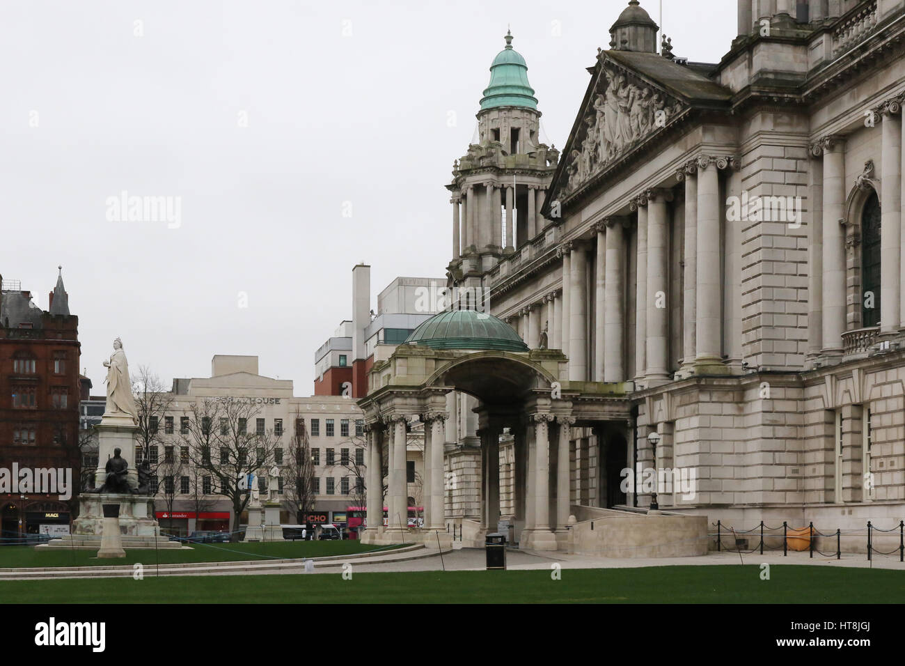 Die Front des Rathauses in Belfast. Der Haupteingang des Gebäudes ist in Donegall Square North, Belfast, Nordirland. Stockfoto