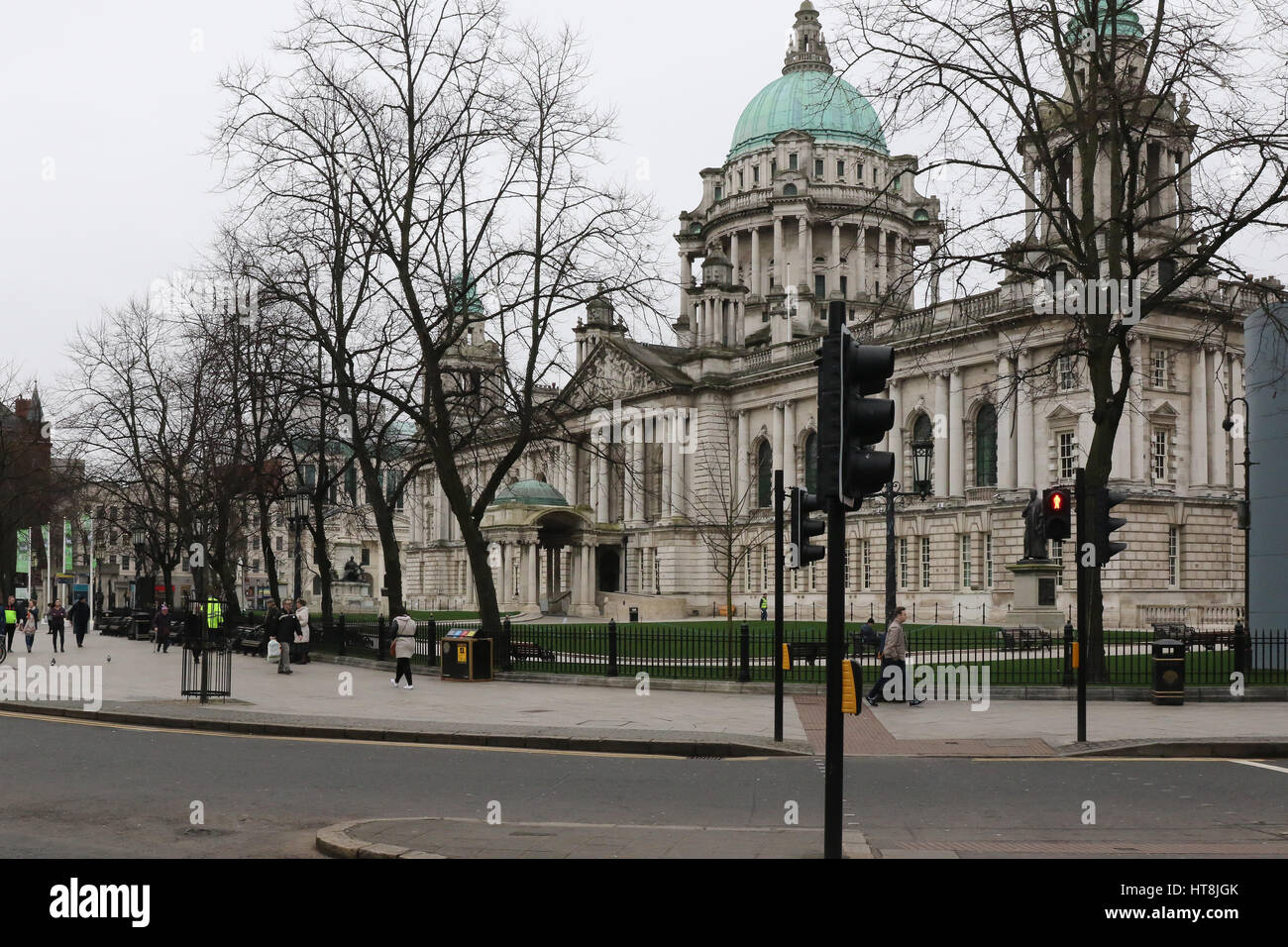 Die Front des Rathauses in Belfast. Der Haupteingang des Gebäudes ist in Donegall Square North, Belfast, Nordirland. Stockfoto