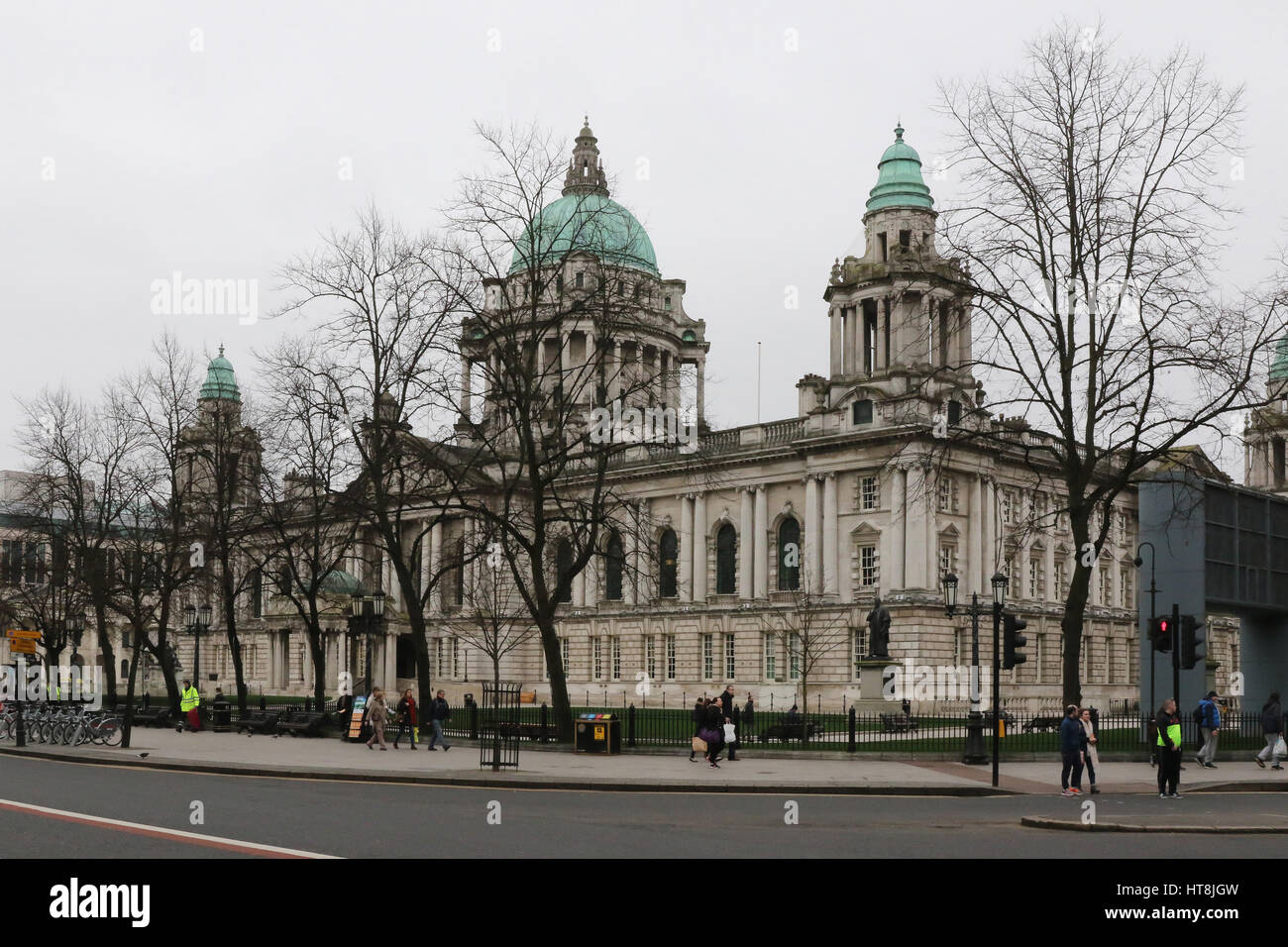 Die Front des Rathauses in Belfast. Der Haupteingang des Gebäudes ist in Donegall Square North, Belfast, Nordirland. Stockfoto
