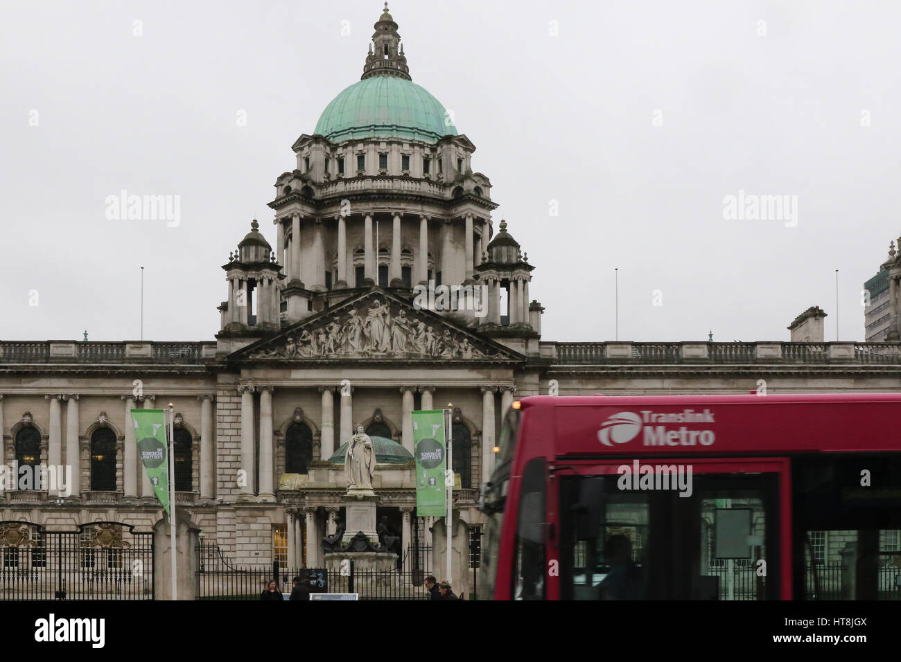 Die Front des Rathauses in Belfast. Der Haupteingang des Gebäudes ist in Donegall Square North, Belfast, Nordirland. Stockfoto