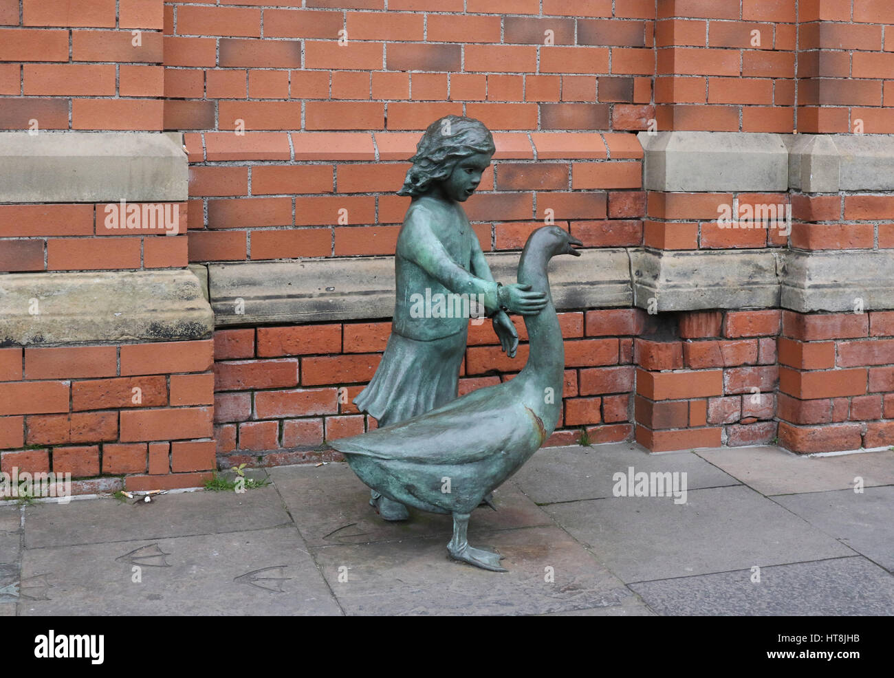 Bronzestatue von Kind und Gans am St George es Market in Belfast Nordirland. Es gibt ein anderen Markt an verschiedenen Tagen und Gegenstände gehören Lebensmittel Stockfoto