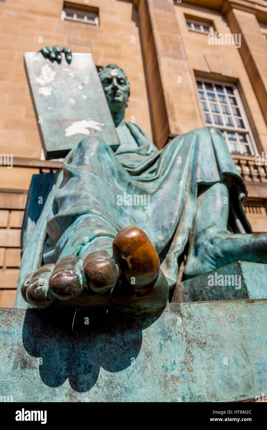 Der große Zeh der Statue von Hume auf der Royal Mile in Edinburgh. Durch berühren poliert von Passanten. Stockfoto