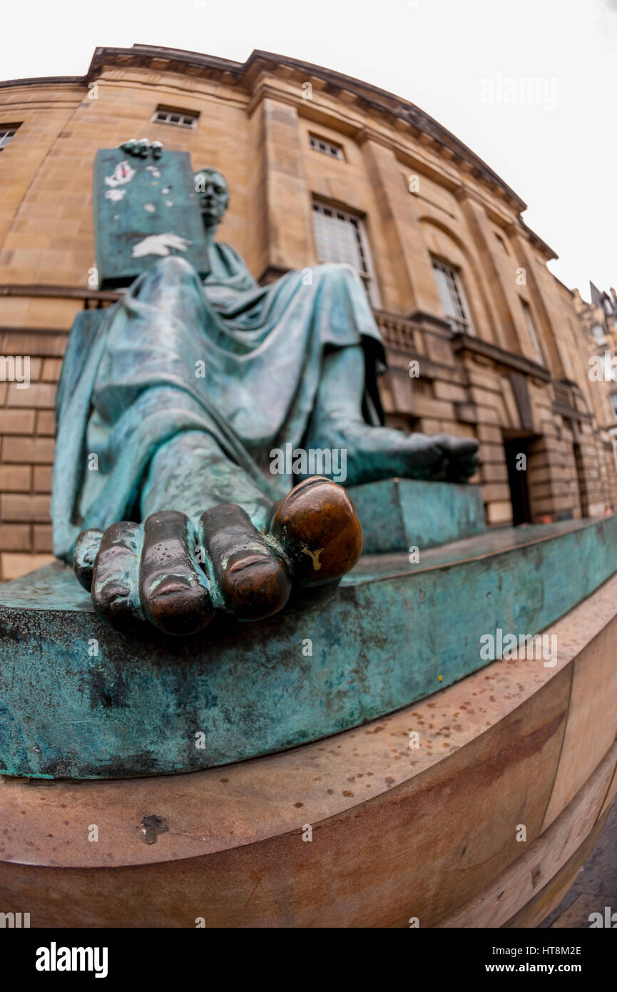 Der große Zeh der Statue von Hume auf der Royal Mile in Edinburgh. Durch berühren poliert von Passanten. Stockfoto