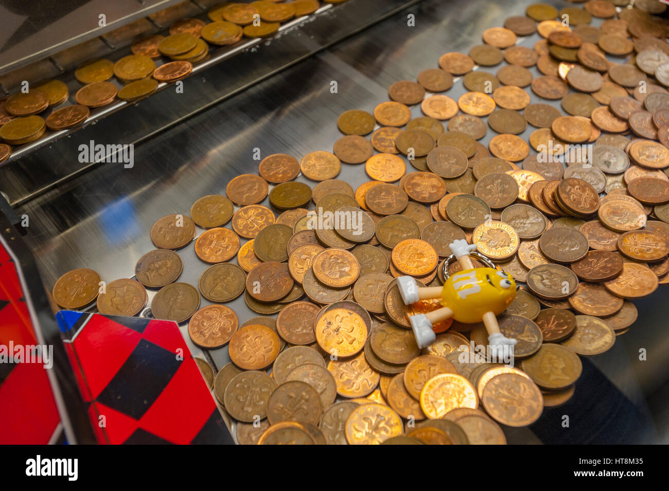 die "Penny fällt, Spielautomat, an den Vergnügungen auf dem Pier an Llandudno North Wales Stockfoto