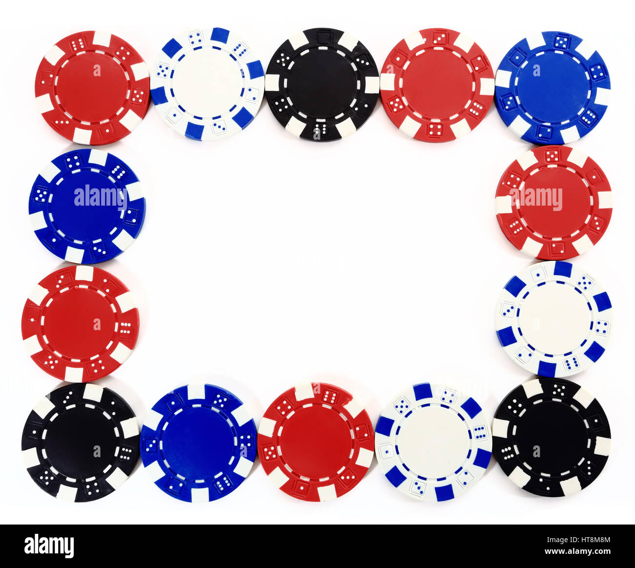 Rahmen von Casino-Chips, die isoliert auf weißem Hintergrund. Spielchips hautnah. Glücksspiele Kulisse. Stockfoto