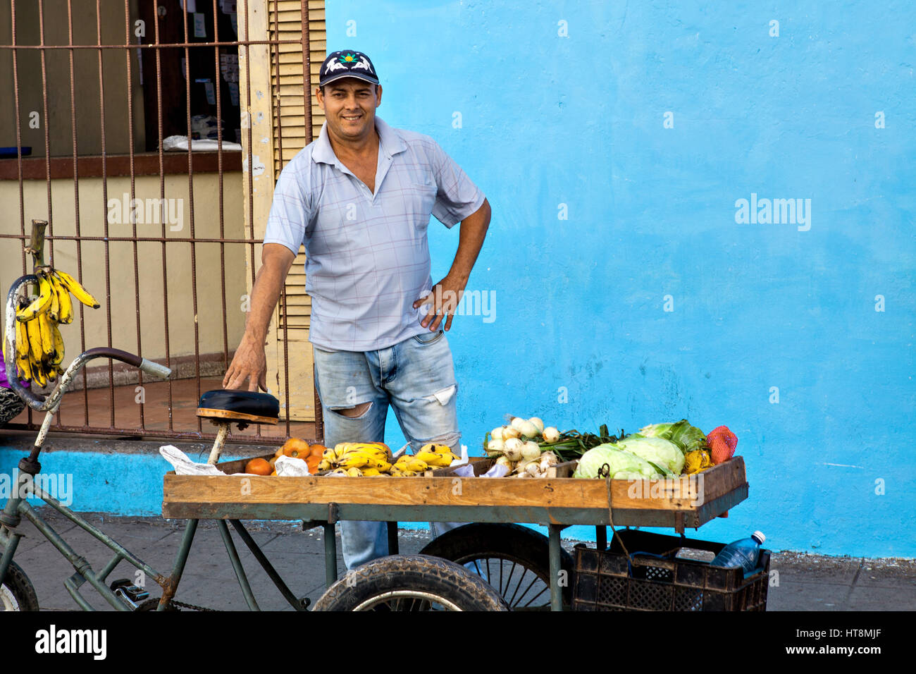 Camagüey, Kuba - 19. Dezember 2016: Einige einheimische vor der Kathedrale Iglesia de Nuestra Corazon de Sagrado Jesus. Heiliges Herz von Jesus Katze Stockfoto