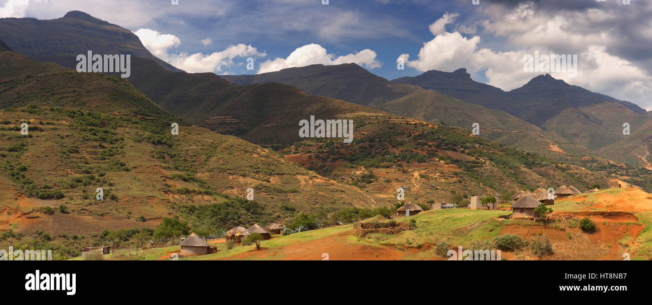 Ein Dorf mit Rundhütten, traditionellen Häusern, in den Bergen von Lesotho. Stockfoto