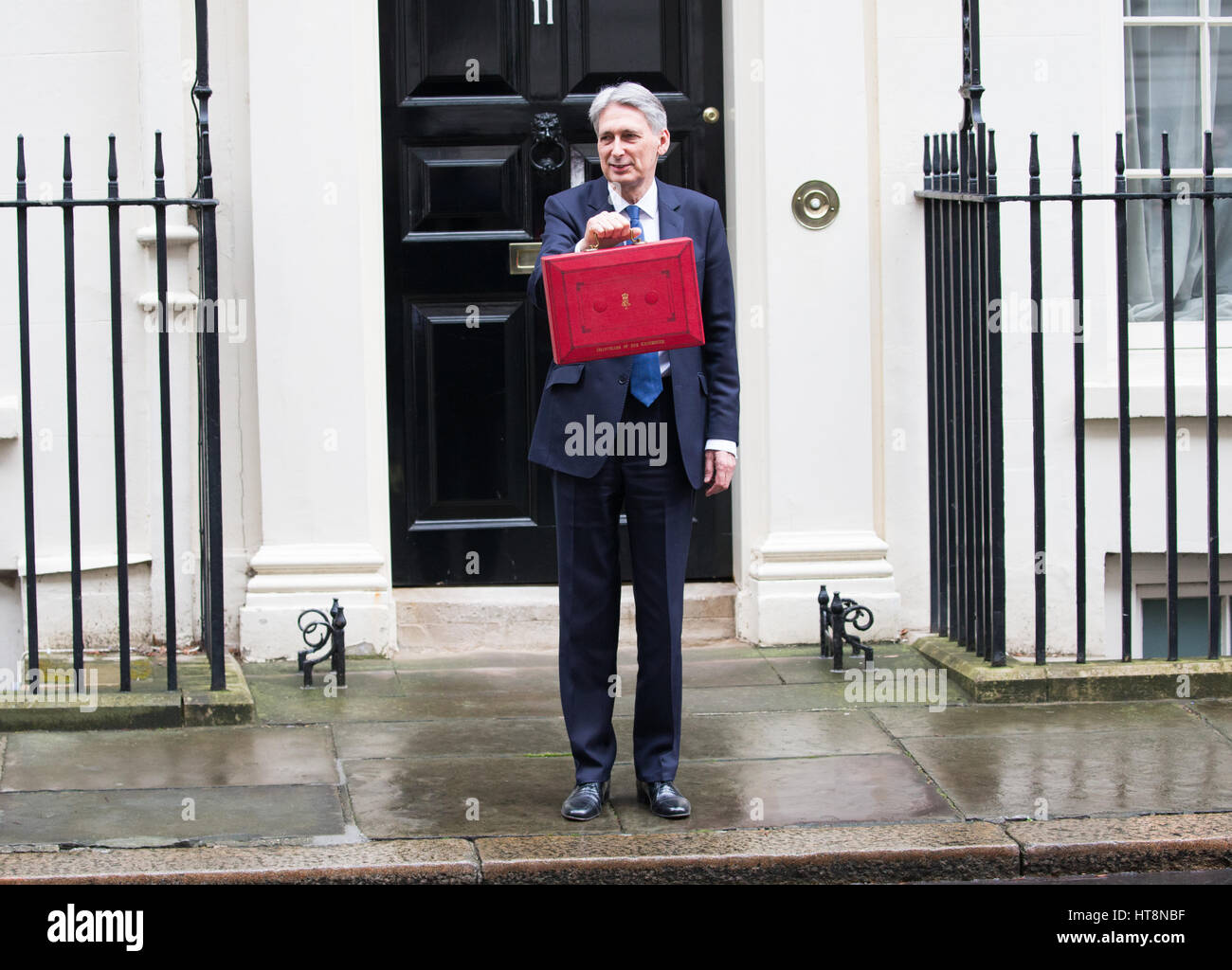 Herr Bundeskanzler, steht Philip Hammond auf der Stufe 11 Downing Street hält den berühmten roten Kasten vor der Auslieferung sein Budgets an das Parlament Stockfoto