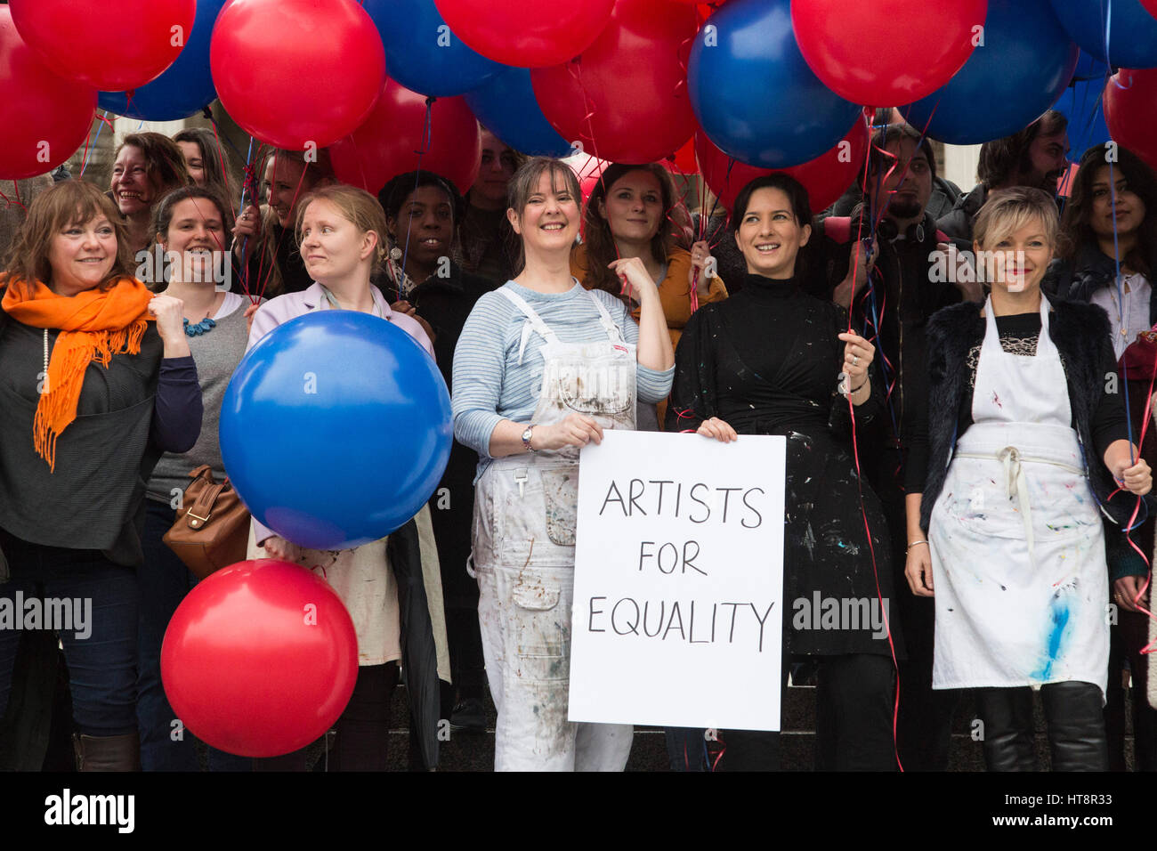 London, UK. 8. März 2017. Künstler stand Kunst Welt Sexismus am internationalen Frauentag außerhalb der National Gallery. Etwa 50 Londoner Künstler stand für die Gleichstellung der Geschlechter in ihren Overalls halten riesige Helium-Ballons, mit Artfinder CEO, Jonas Almgren. Die Veranstaltung ist Teil der Artfinder Kampagne "Aufstehen, um Kunst Welt Sexismus", das schärft das Bewusstsein für die Ungleichheit der Geschlechter in der Welt der High-End-Kunst. Stockfoto