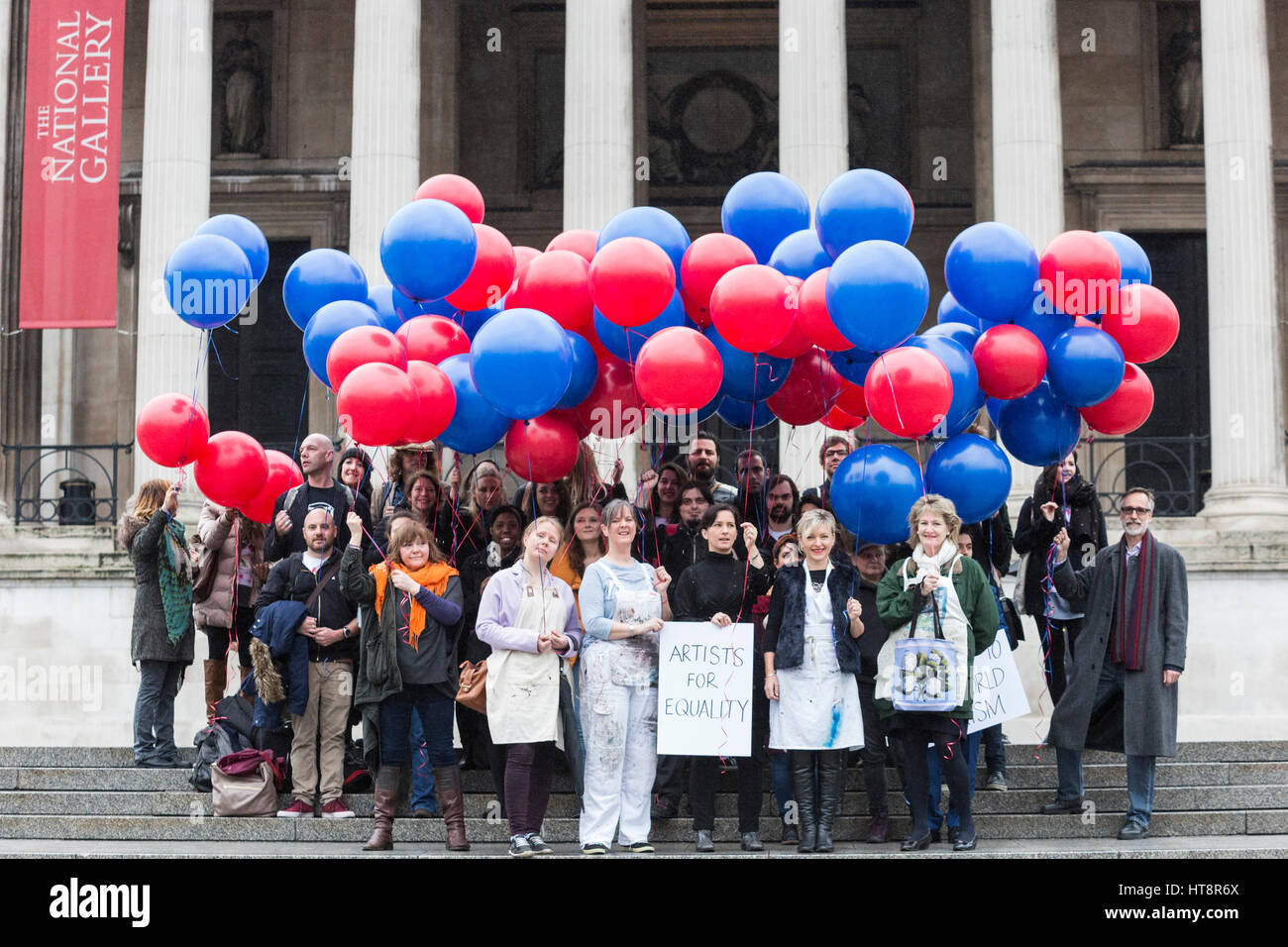 London, UK. 8. März 2017. Künstler stand Kunst Welt Sexismus am internationalen Frauentag außerhalb der National Gallery. Etwa 50 Londoner Künstler stand für die Gleichstellung der Geschlechter in ihren Overalls halten riesige Helium-Ballons, mit Artfinder CEO, Jonas Almgren. Die Veranstaltung ist Teil der Artfinder Kampagne "Aufstehen, um Kunst Welt Sexismus", das schärft das Bewusstsein für die Ungleichheit der Geschlechter in der Welt der High-End-Kunst. Stockfoto