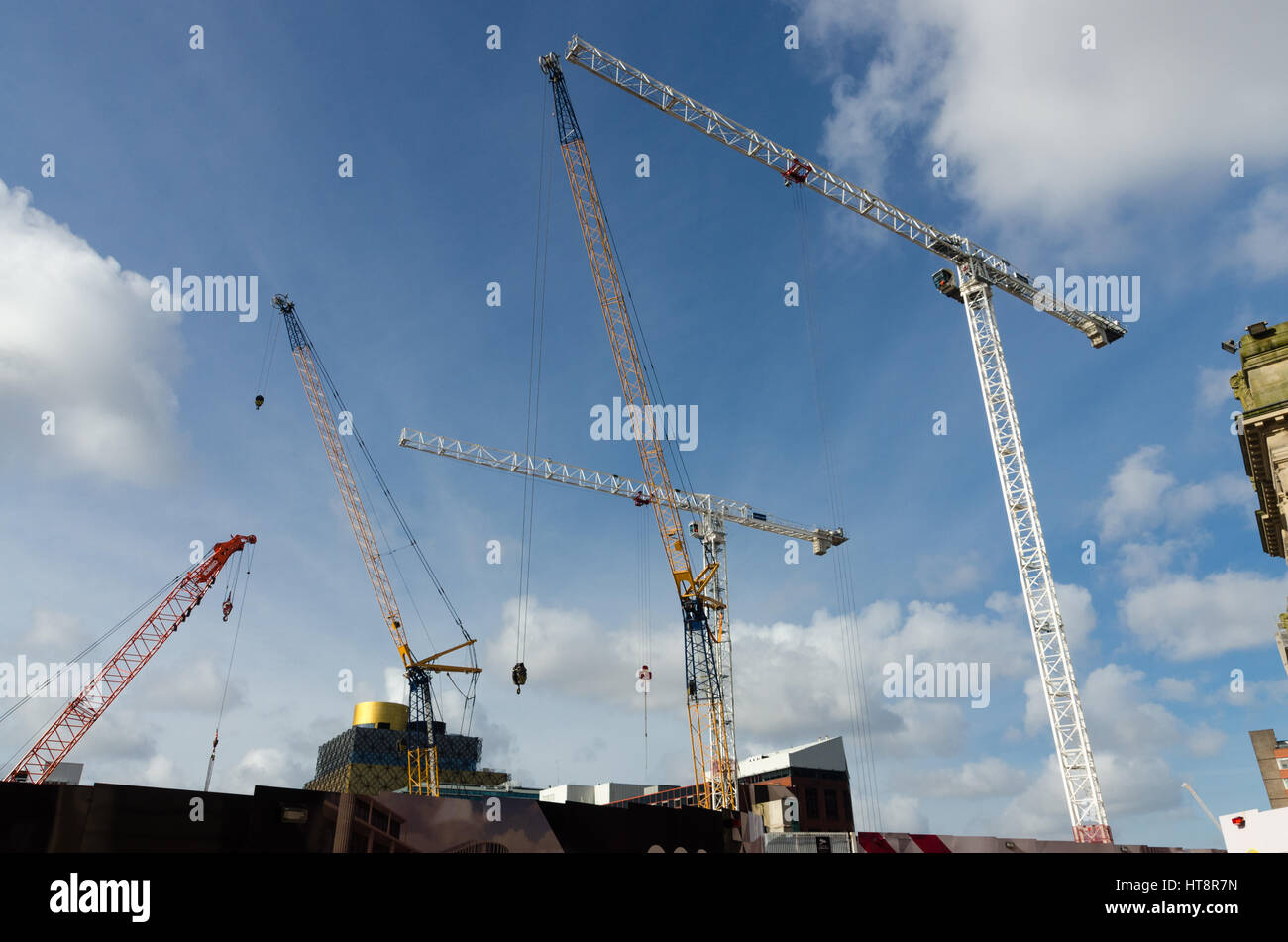 Mehrere Kräne in Birmingham Skyline auf den Gebäudebau in Paradise Circus Stockfoto