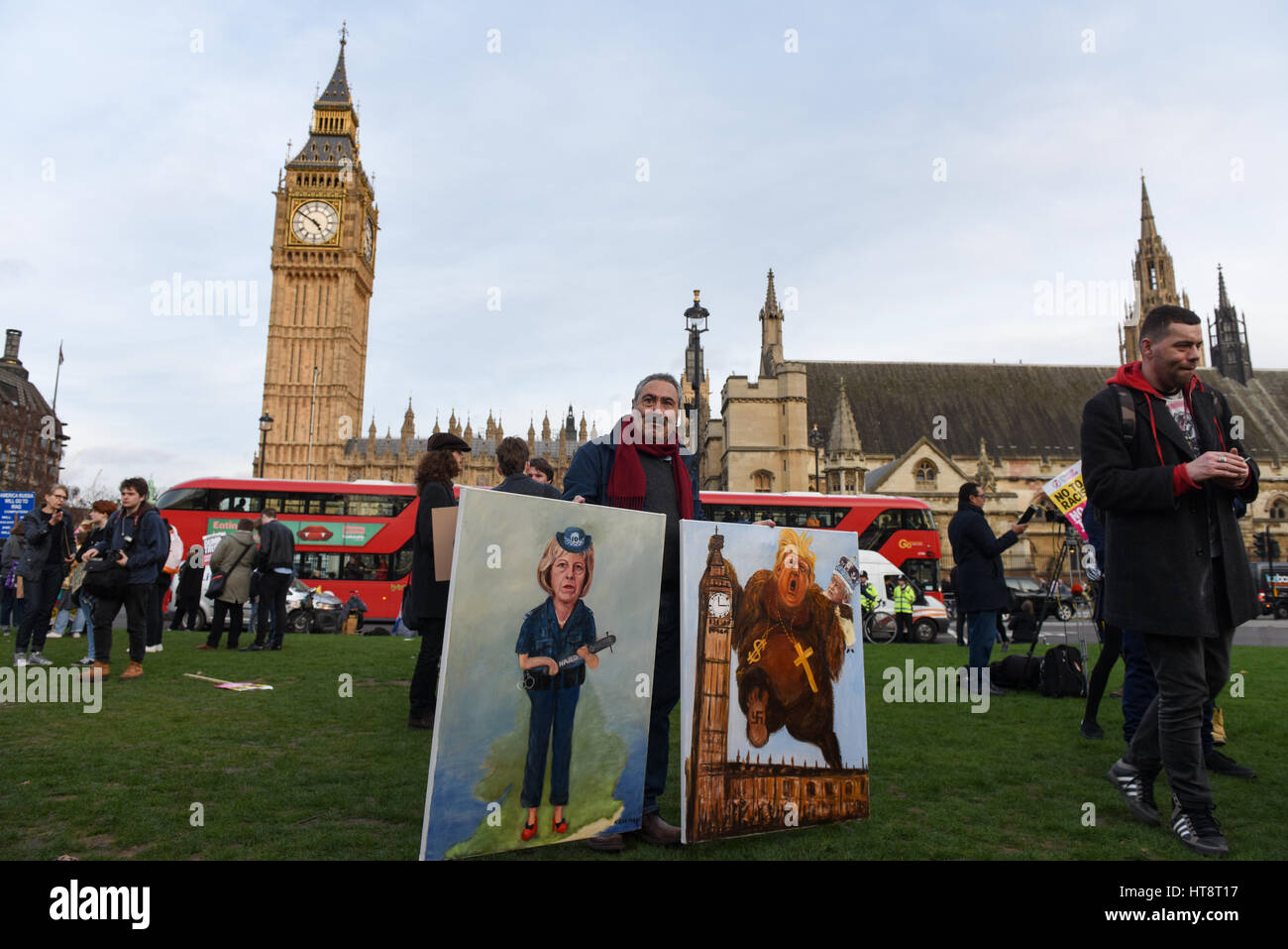 Satirische Künstler Kaya Mar hält seine Bilder während der Demonstration stoppen Trump & Stop Brexit in Parliament Square, London. Stockfoto