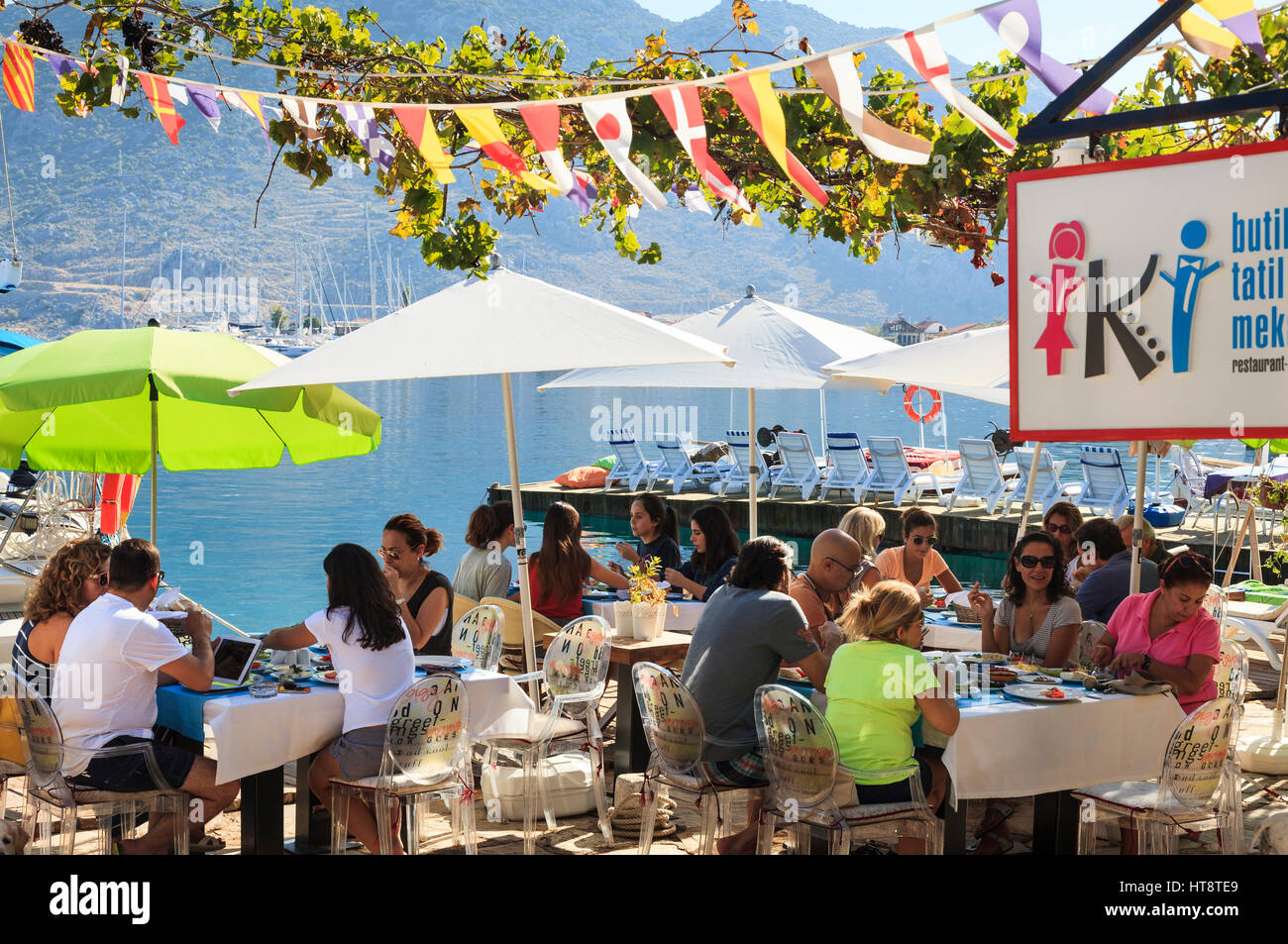Sommer Waterfront Restaurant Mittagessen, Selimiye, Bozburun Halbinsel, Türkei Stockfoto
