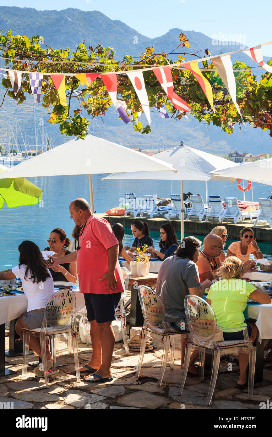 Sommer Waterfront Restaurant Mittagessen, Selimiye, Bozburun Halbinsel, Türkei Stockfoto