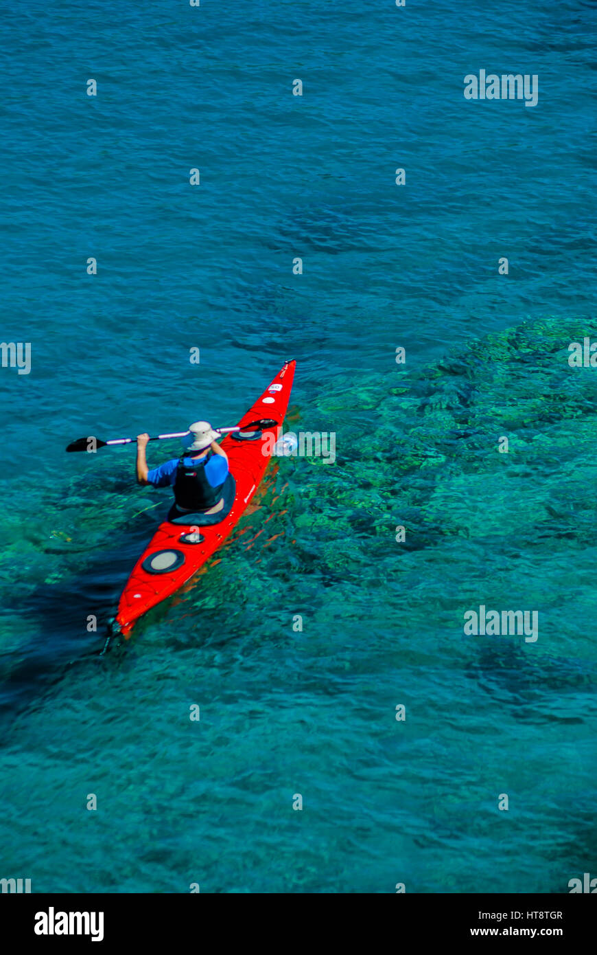 Seekajak in flachen Gewässern Stockfoto