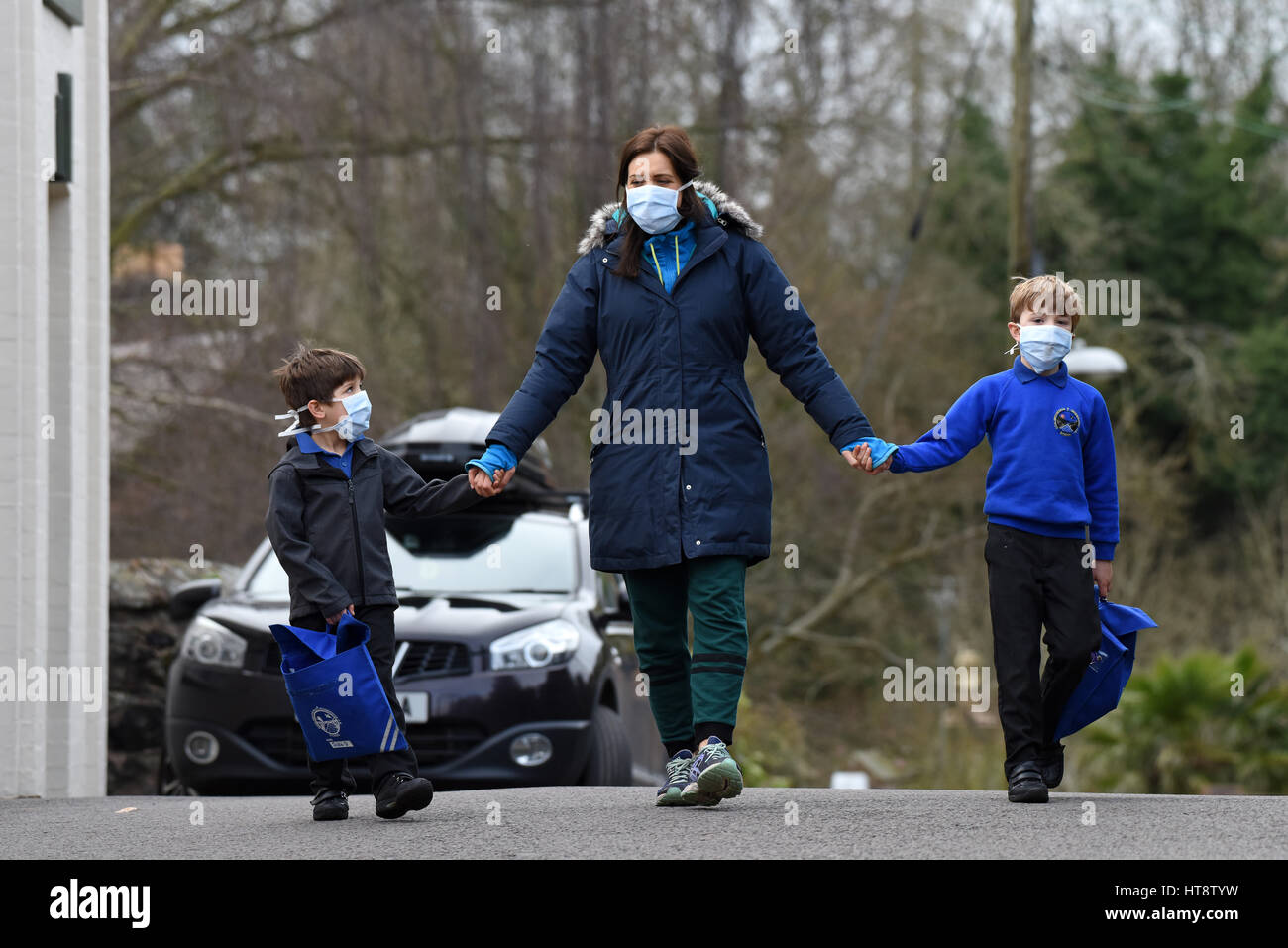 Mutter und Kinder gehen zur Schule und tragen Smog Verschmutzungsmasken Großbritannien BILD VON DAVID BAGNALL Pandemie covid 19 Coronavirus Vereinigtes Königreich, Vereinigtes Königreich Stockfoto