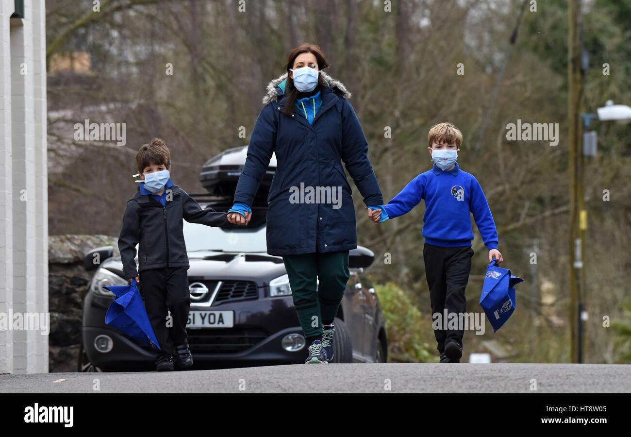 Mutter und Kinder gehen zur Schule und tragen Smog Verschmutzungsmasken Großbritannien BILD VON DAVID BAGNALL Pandemie covid 19 Coronavirus Vereinigtes Königreich, Vereinigtes Königreich Stockfoto