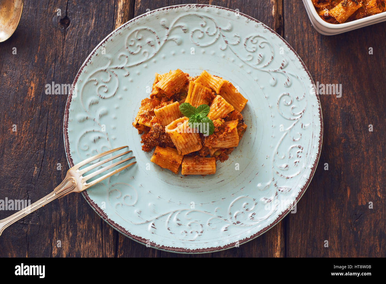 Gebratene Nudeln mit Ragu' Sauce auf Vintage Platte. Stockfoto