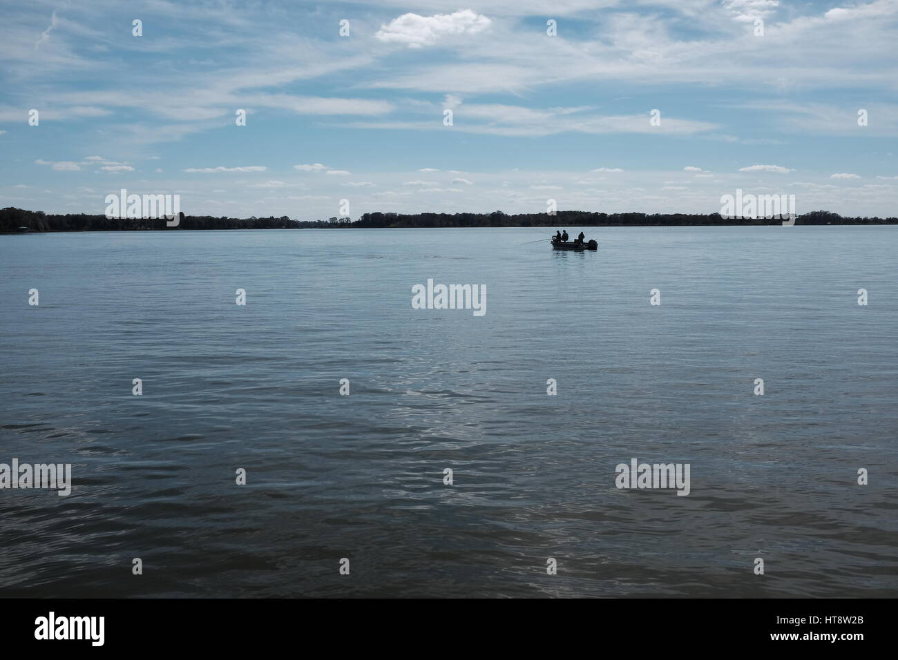 An einem wunderschönen Tag Pause drei Freunde zum Spaß haben, entspannen, und Bootfahren und Angeln auf dem ruhigen Wasser des Lake Dora in Zentral-Florida. Stockfoto