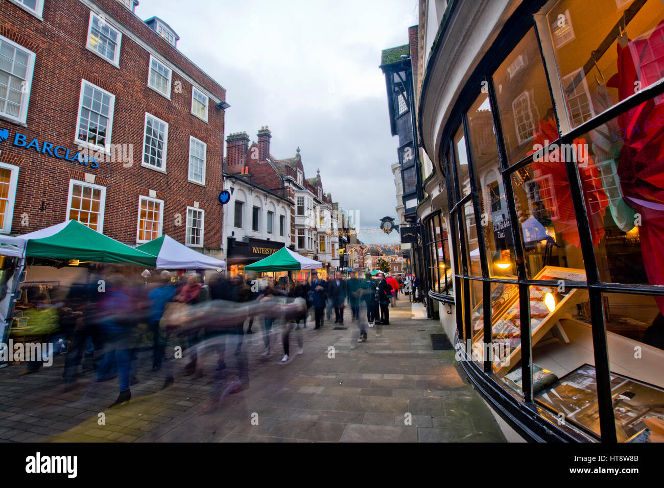 Weihnachts-Einkäufer treiben entlang Winchester historische High Street außerhalb alten Erker-shop Stockfoto
