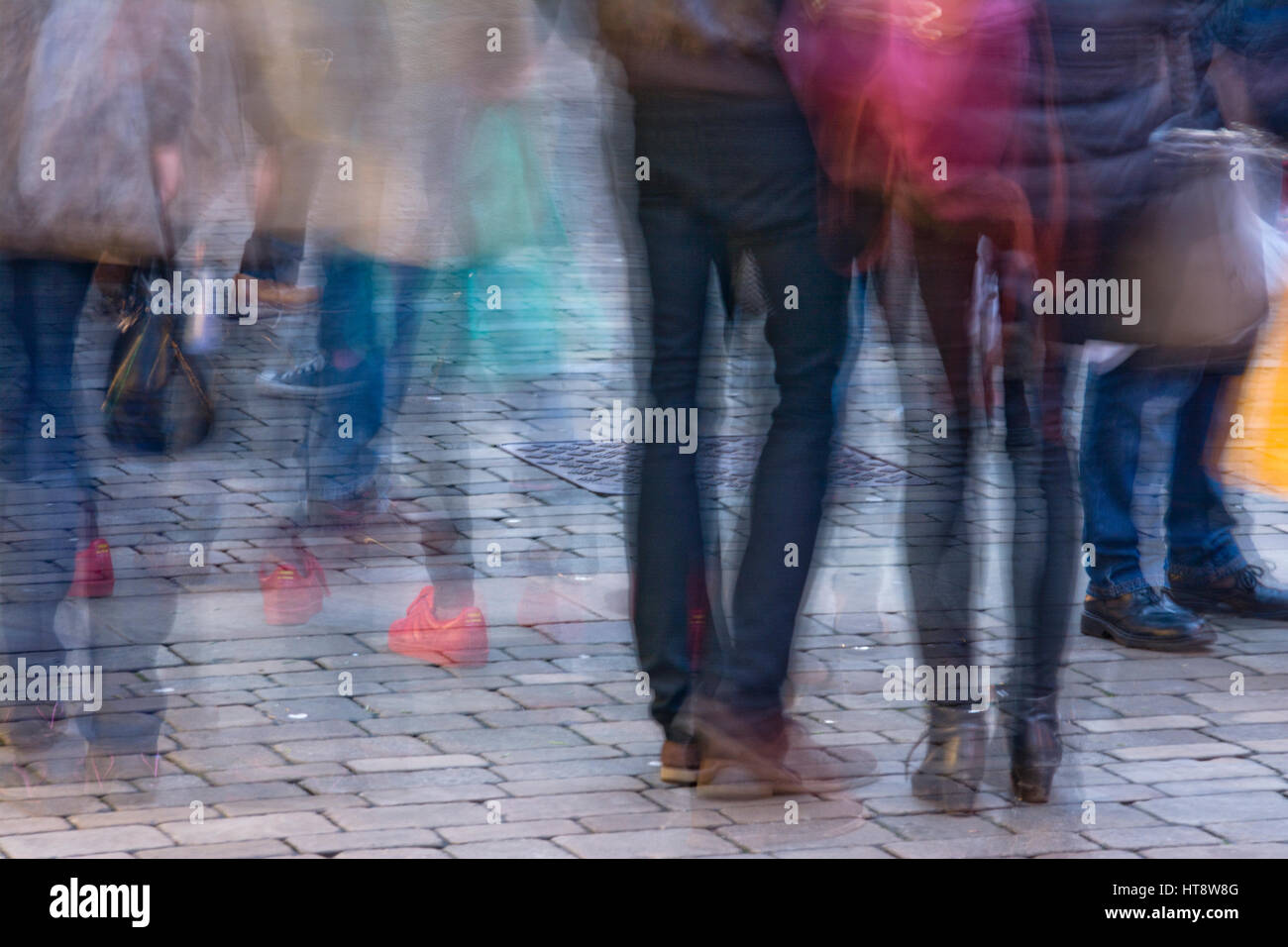 Langzeitbelichtung laufen Menschen in Winchester High street Stockfoto