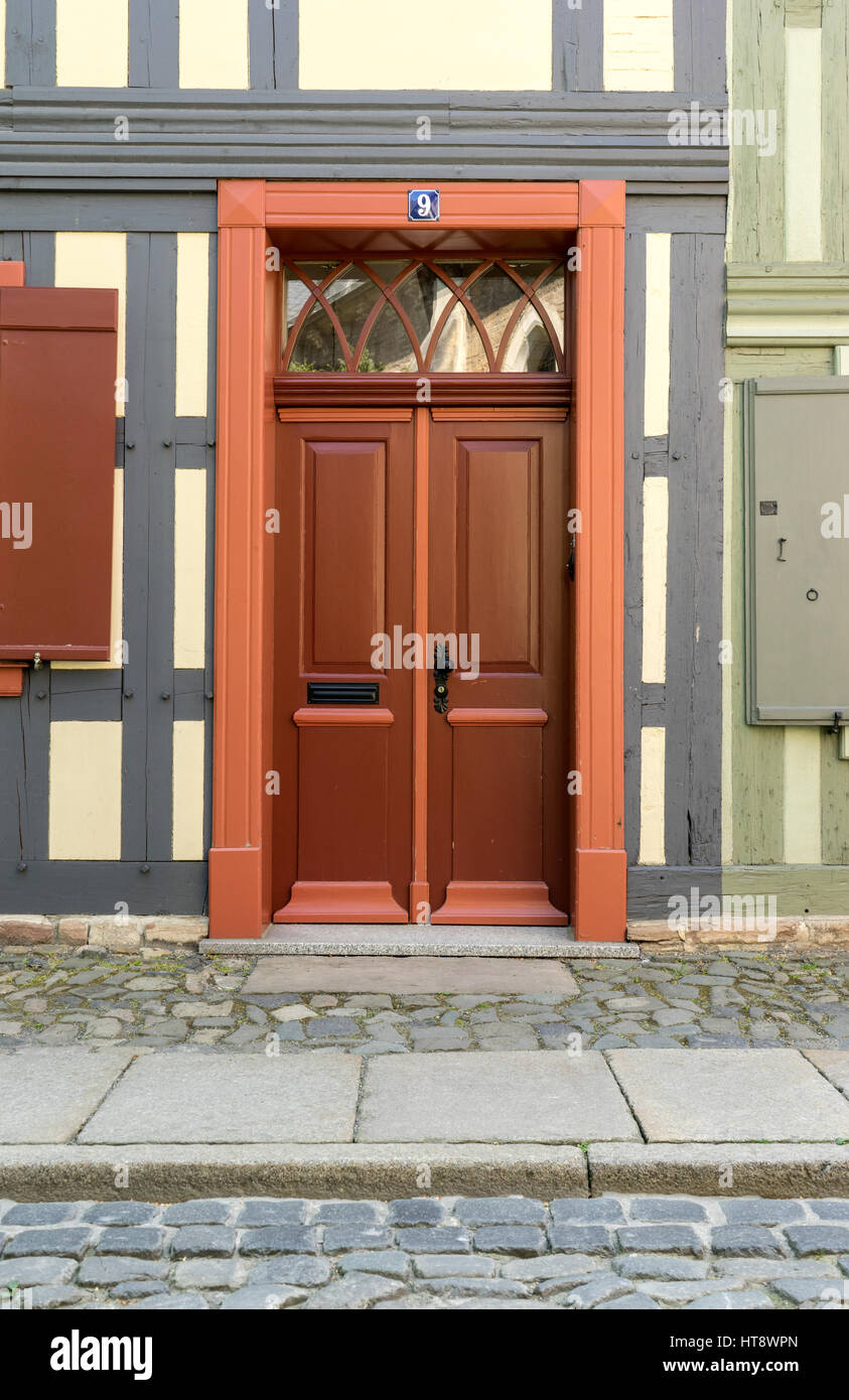 Roter Holztür eines Fachwerkhauses in Wernigerode Stockfoto