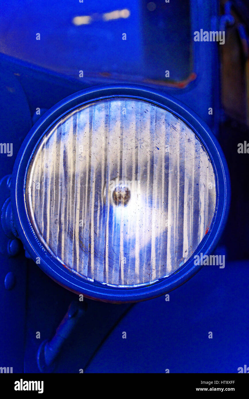 Ford Twolite Glas Scheinwerfer auf Kobaltblau Körper Stockfoto