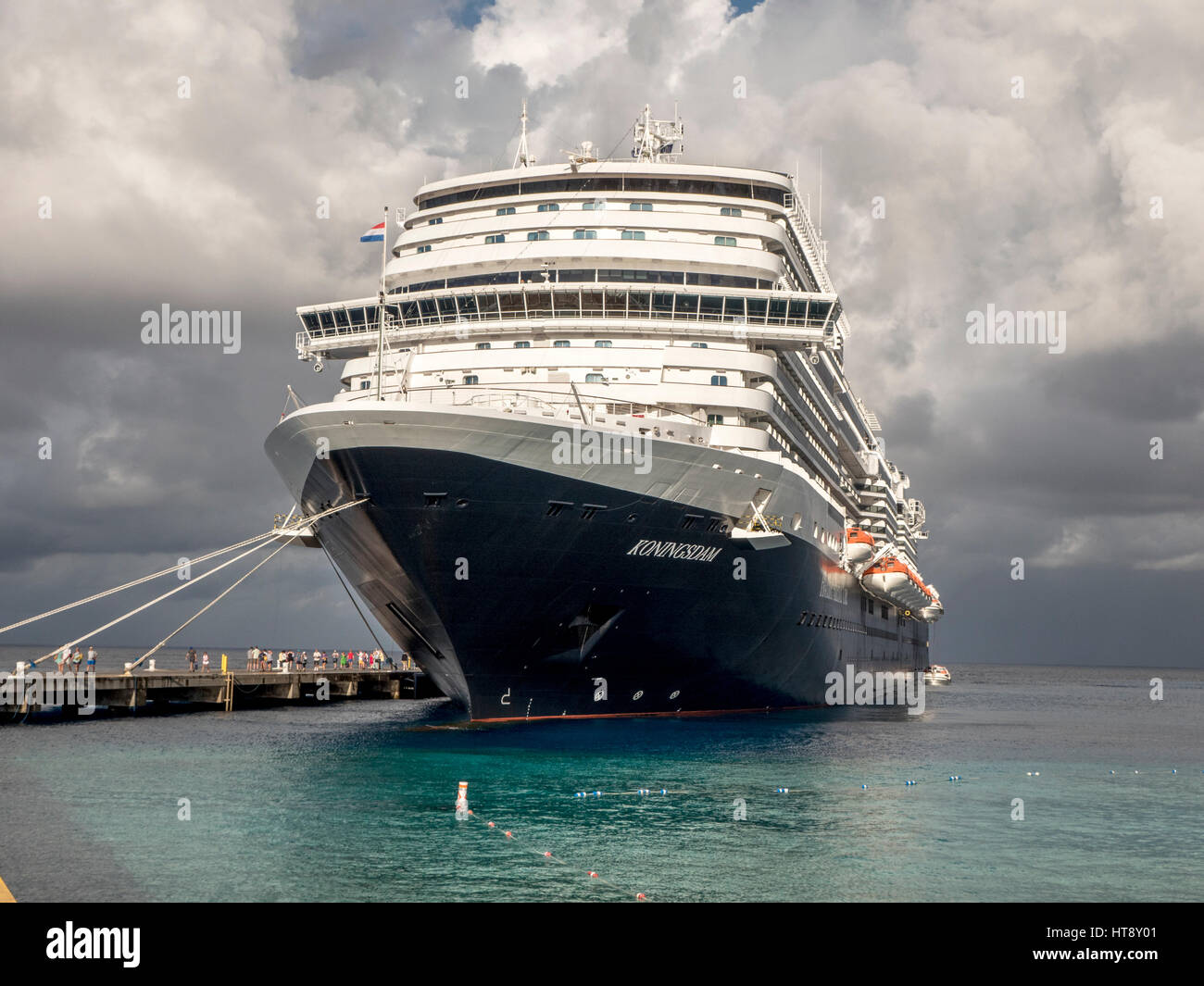Der MS Nieuw Amsterdam und MS Koningsdam am WOC Schiff Centre In Grand Turk, Turks And Caicos Islands Stockfoto