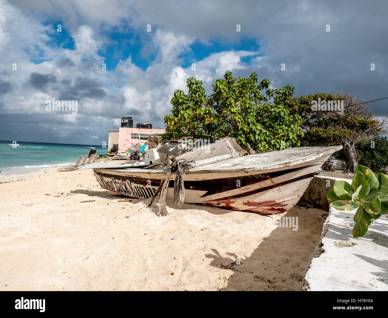Alten zerstört Holz Schnellboot gestrandet auf dem Sand In Cockburn Town, Grand Turk, Turks-und Caicosinseln Stockfoto
