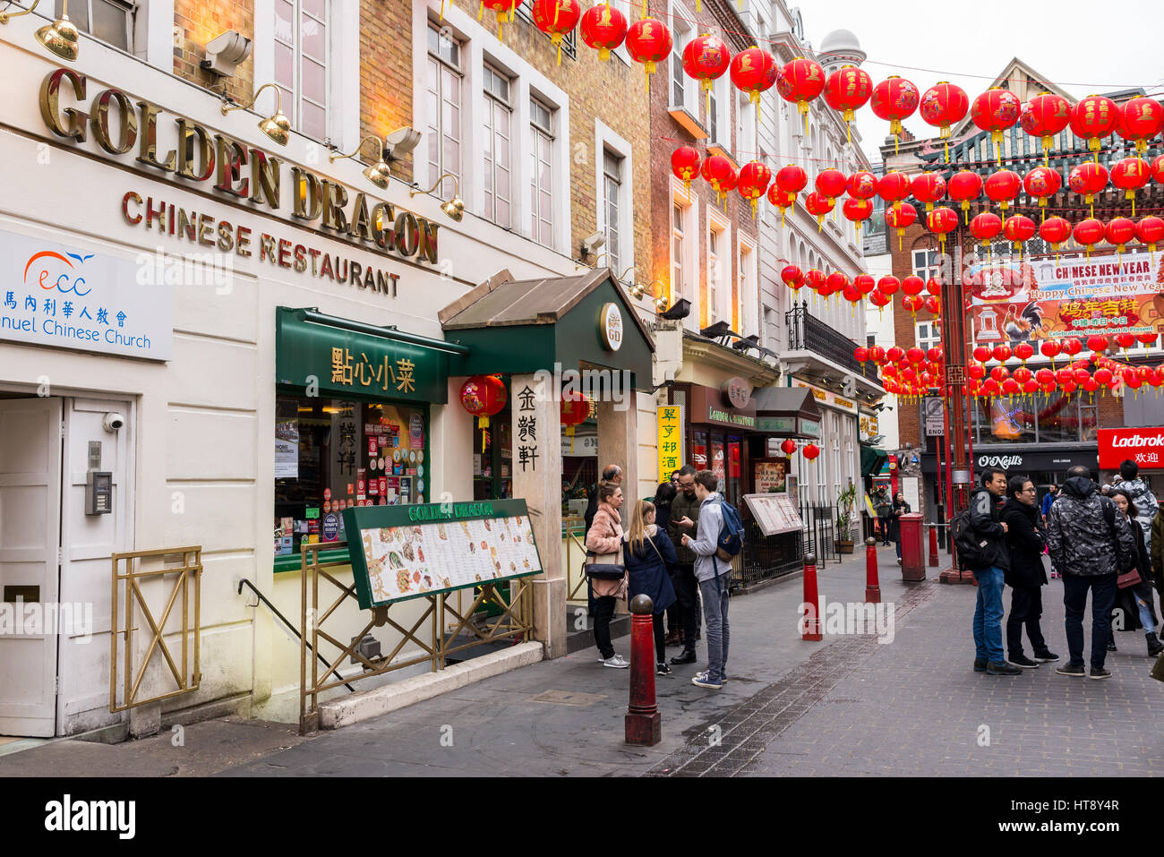 Touristen in Gerrard Street mit chinesischen Laternen für das chinesische Neujahrsfest eingerichtet. Chinatown, London, UK Stockfoto