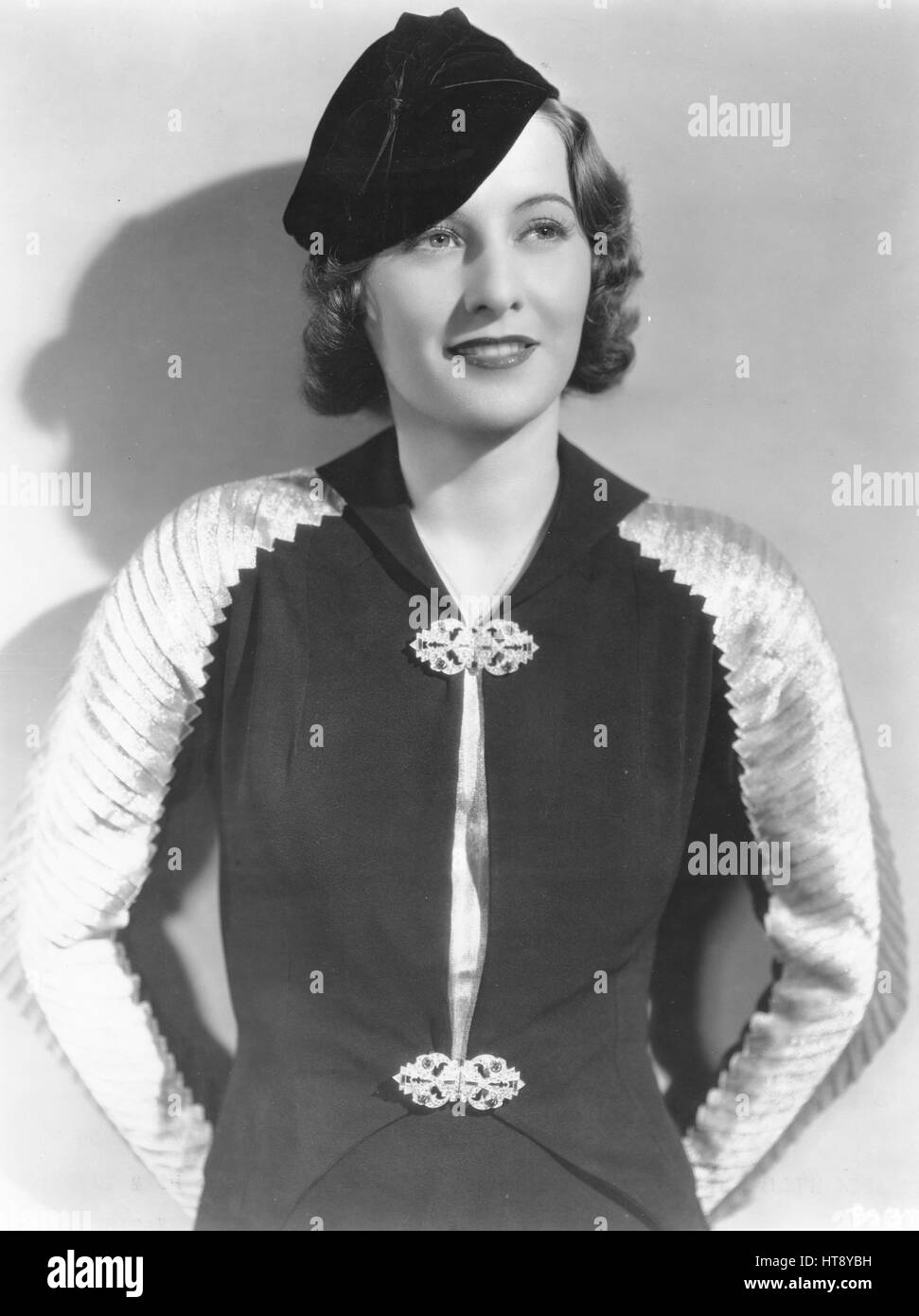 "Mit silbernen Hüllen: Barbara Stanwyck Funktionen dieses ultra smart Jacke mit einem Rock aus dem gleichen Material in Ihrem nächsten warner Bild", eine verlorene Dame.'' Stockfoto