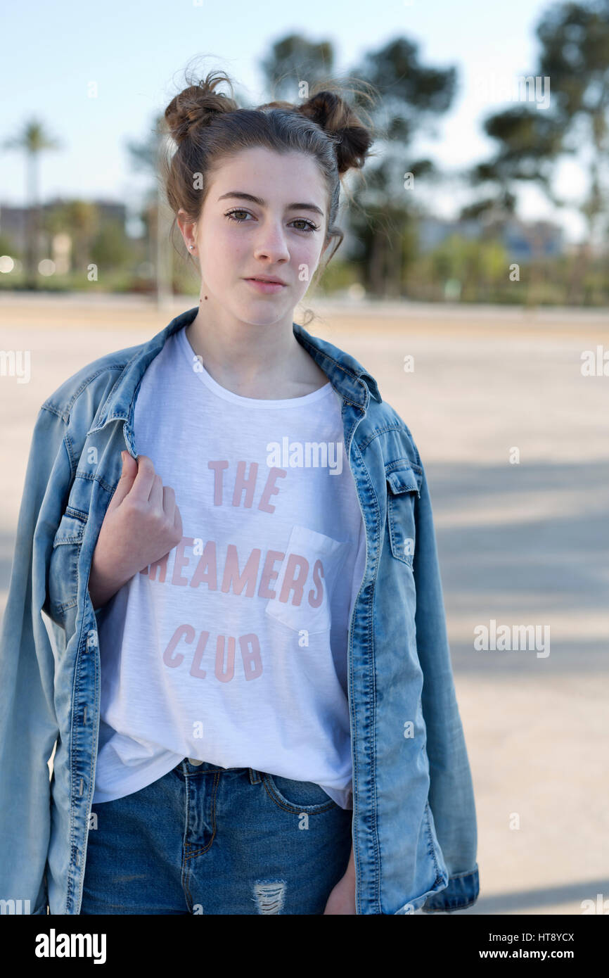 Porträt von Teenager-Mädchen mit einem Cowgirl-Jacke über ihre Schultern. Stockfoto