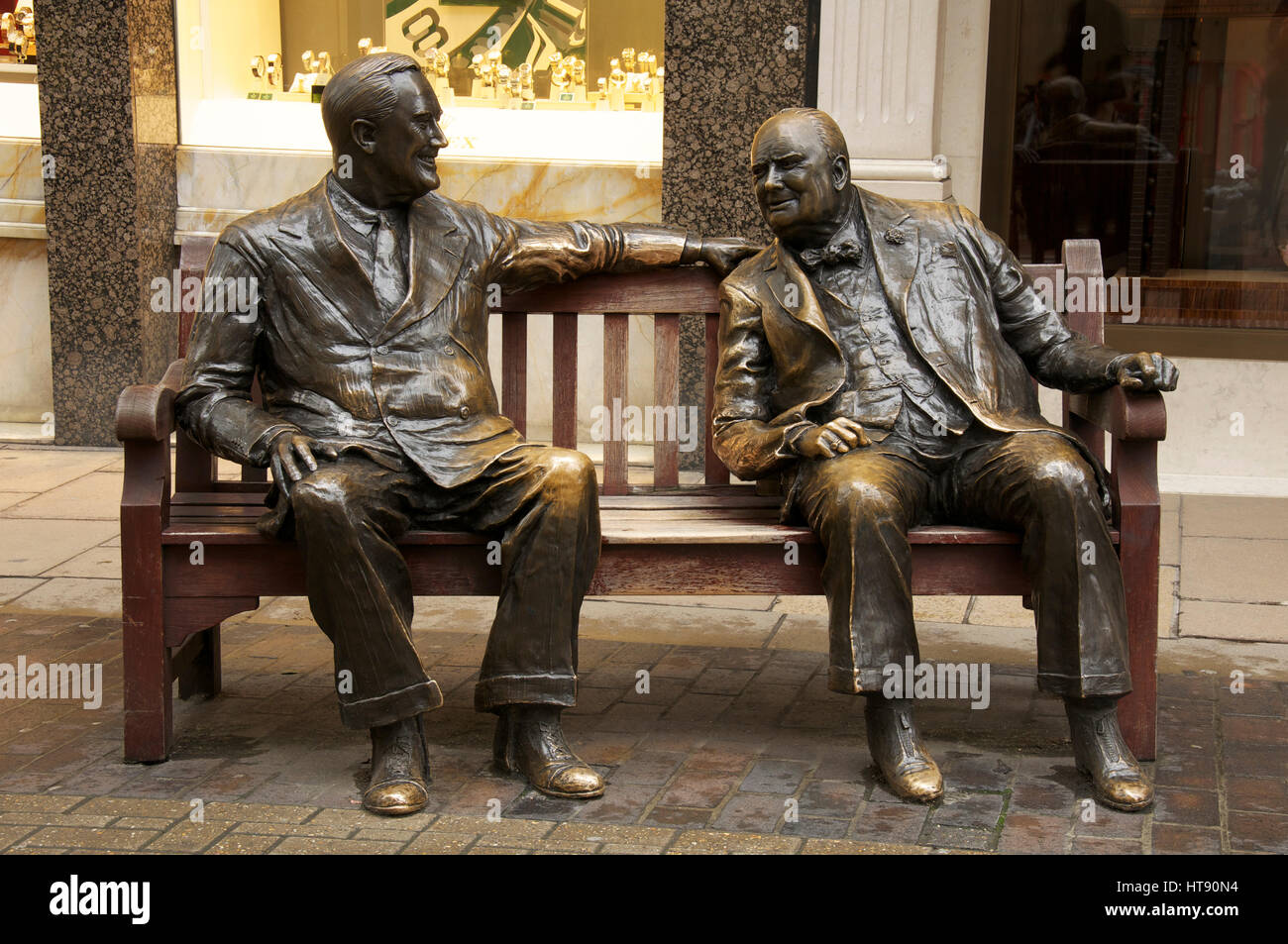 Die Alliierten. Bronze-Skulptur von Lawrence Holofcener. Franklin D Roosevelt und Winston Churchill sitzen nebeneinander auf einer Bank in New Bond Street. London. Stockfoto