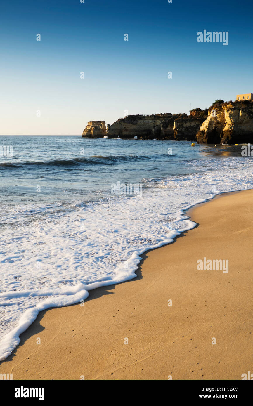 Surfen Sie am Strand von Lagos, Algarve-Küste, Portugal Stockfoto