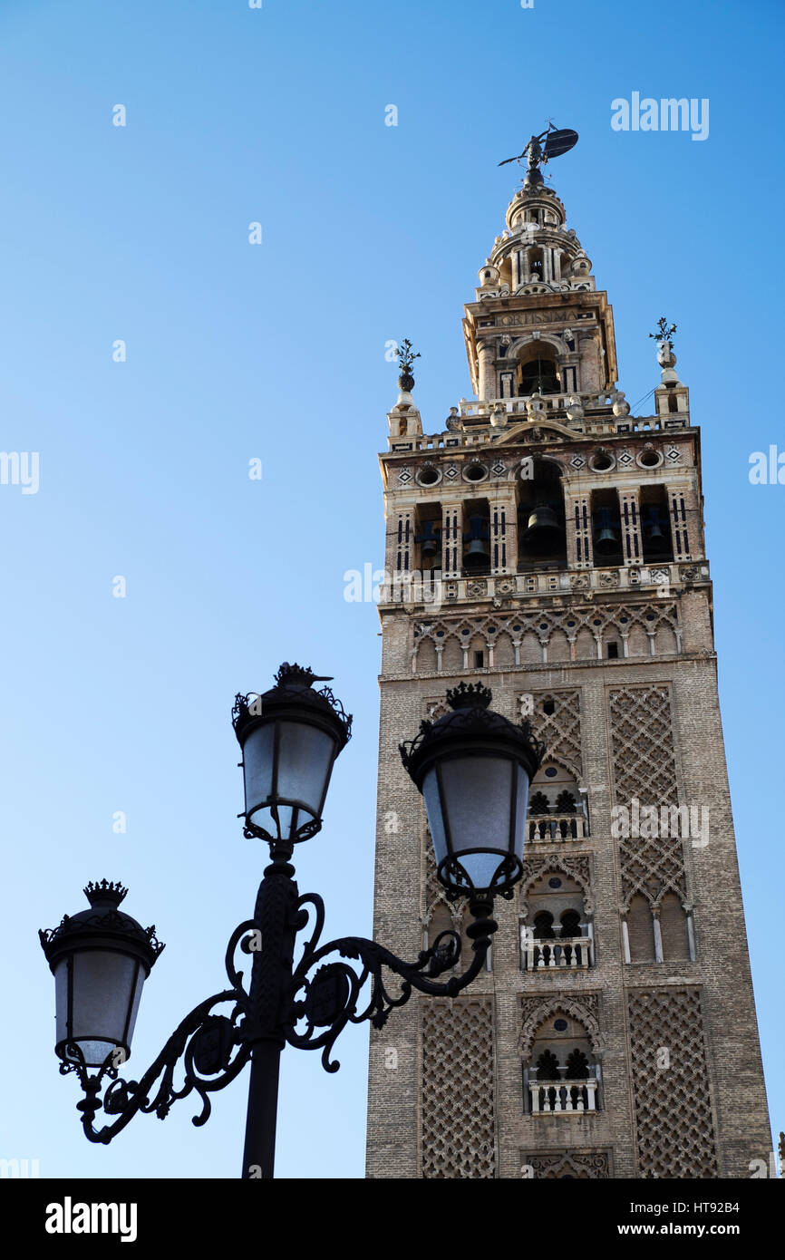 Straßenlaterne und La Giralda in Sevilla Kathedrale, Sevilla, Andalusien, Spanien Stockfoto