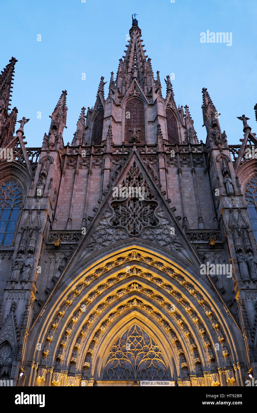 Kathedrale von Barcelona in der Abenddämmerung in Barcelona, Spanien Stockfoto