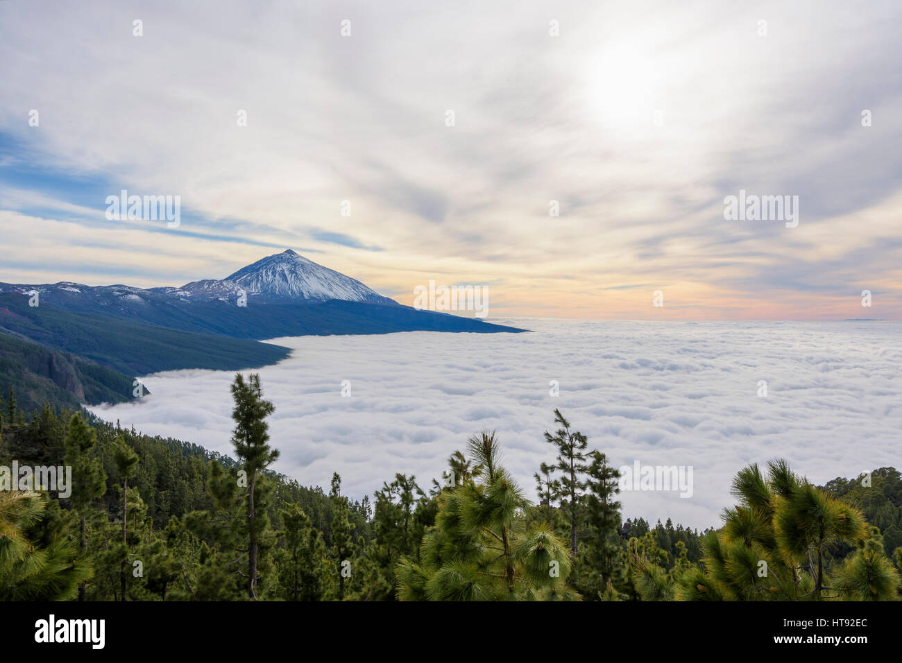 Pico del Teide Berg mit Wolken, Parque Nacional del Teide, Teneriffa, Kanarische Inseln, Spanien Stockfoto
