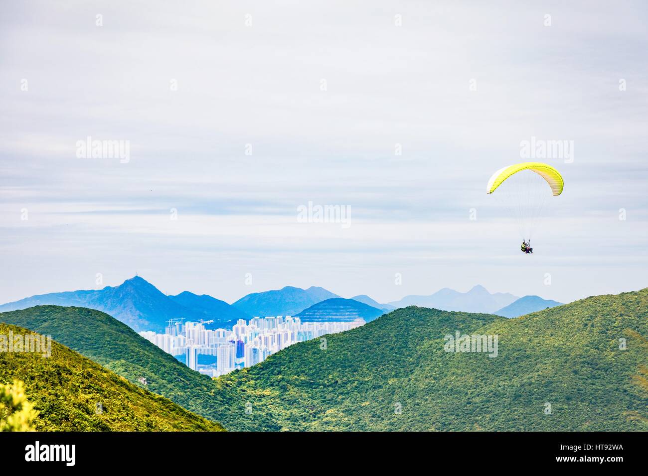 Paragliding in städtischen Hügel, Hong Kong Stockfoto