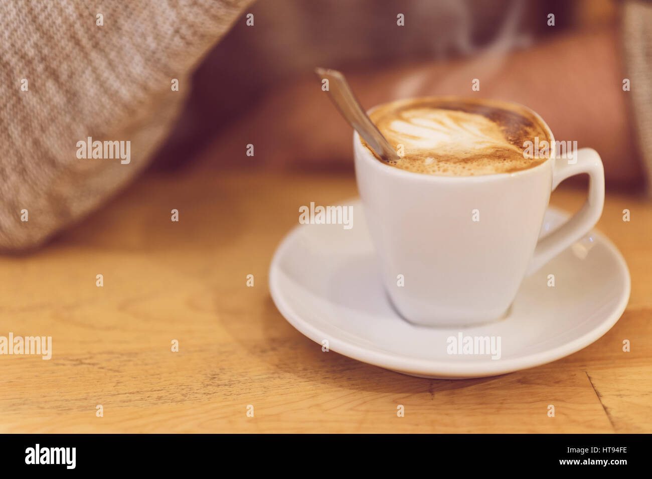 Detailbild des unkenntlich Menschen Kaffee trinken und frühstücken. Stockfoto