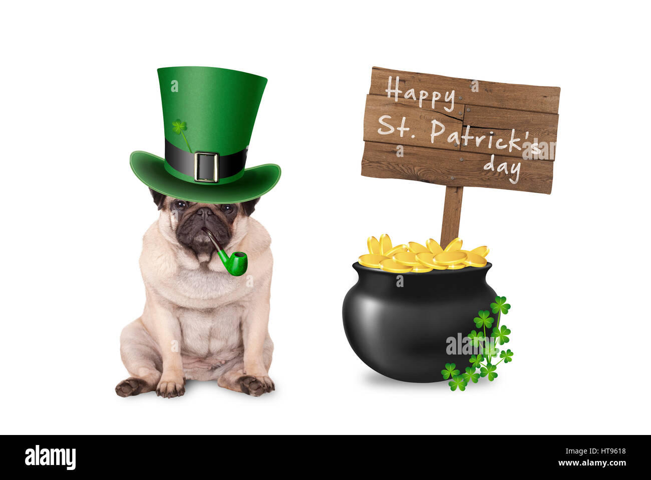 süße Mops Welpen Hund mit st. Patricks Tag Hut und Pfeife sitzt neben Topf mit gold, hölzernen Schild und shamrock Stockfoto